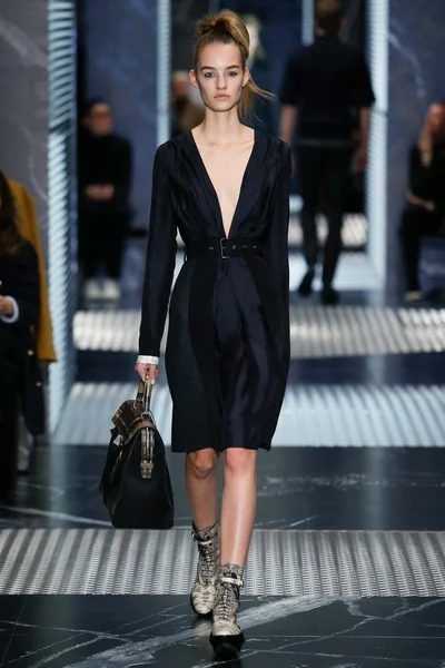 Look 15
